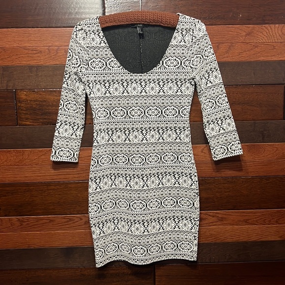 Forever 21 Dresses & Skirts - XXI Stretchy Scoop Neck 3/4 Sleeve Black and White Midi Dress